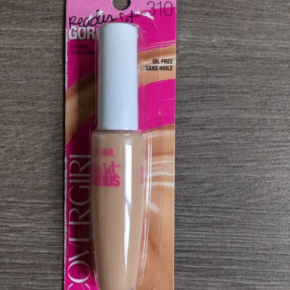 Brand name makeup - Picture 3 of 4